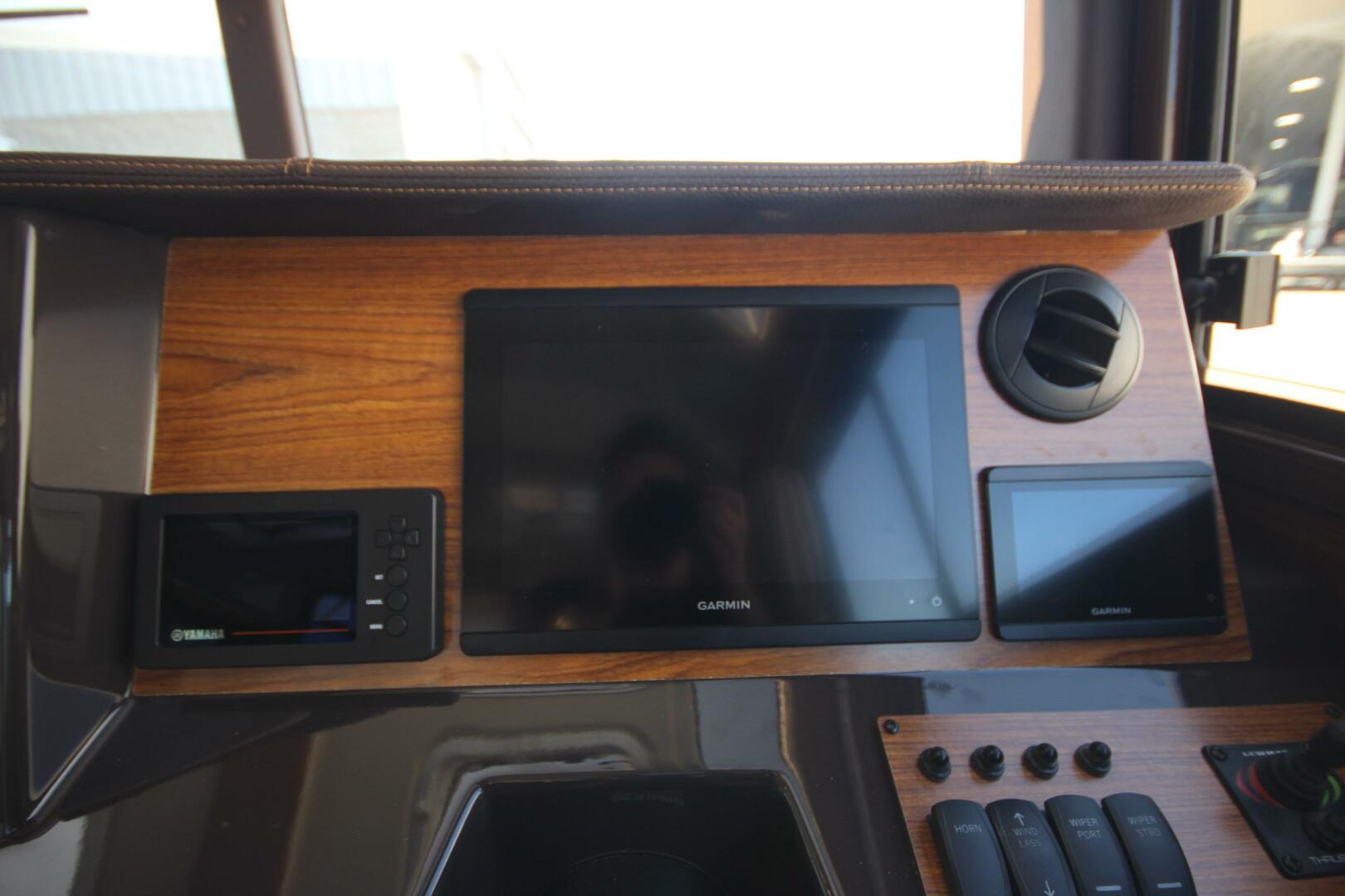 Slide: The Image of Ranger Tug R-27 Luxury Edition 2025 - 5157502