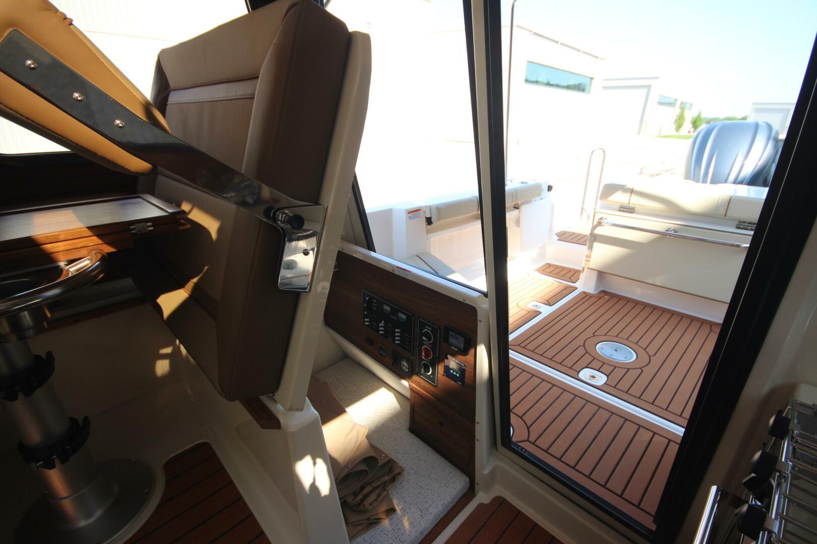 Slide: The Image of Ranger Tug R-27 Luxury Edition 2025 - 5157527