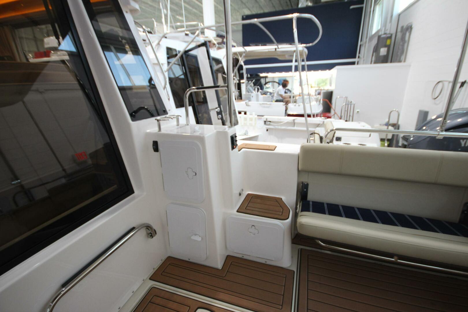 Slide: The Image of Ranger Tug R-29 Sedan Luxury Edition 2022 - 5312558