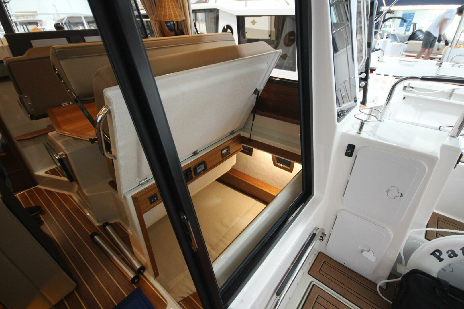Slide: The Image of Ranger Tug R-29 Sedan Luxury Edition 2022 - 5312574