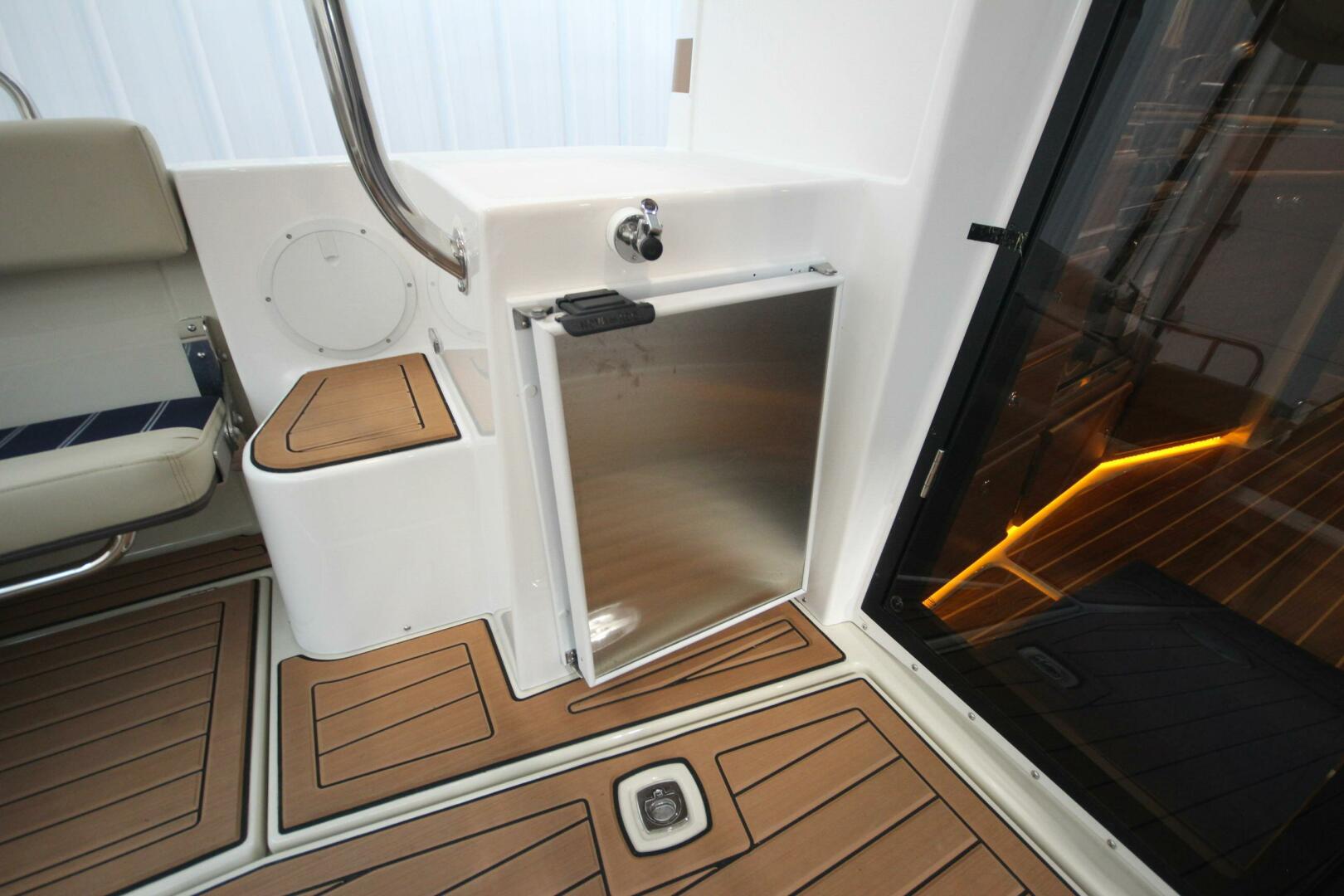 Slide: The Image of Ranger Tug R-29 Sedan Luxury Edition 2022 - 5312557