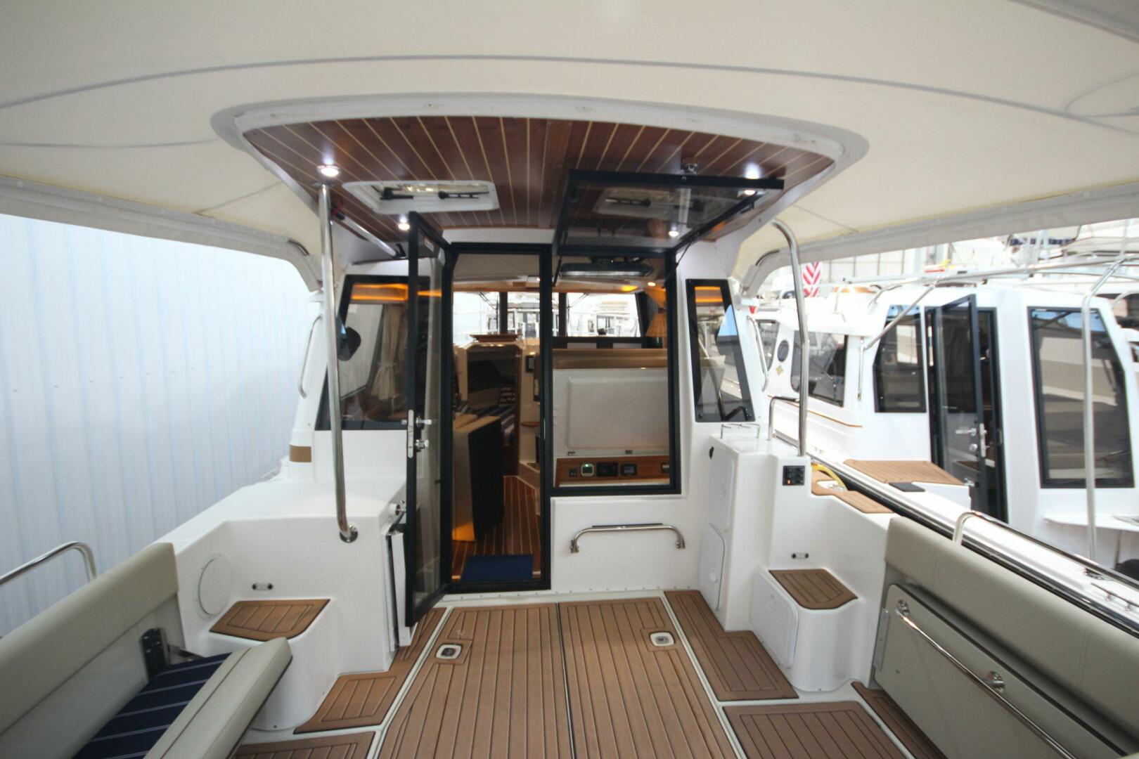 Slide: The Image of Ranger Tug R-29 Sedan Luxury Edition 2022 - 5312582