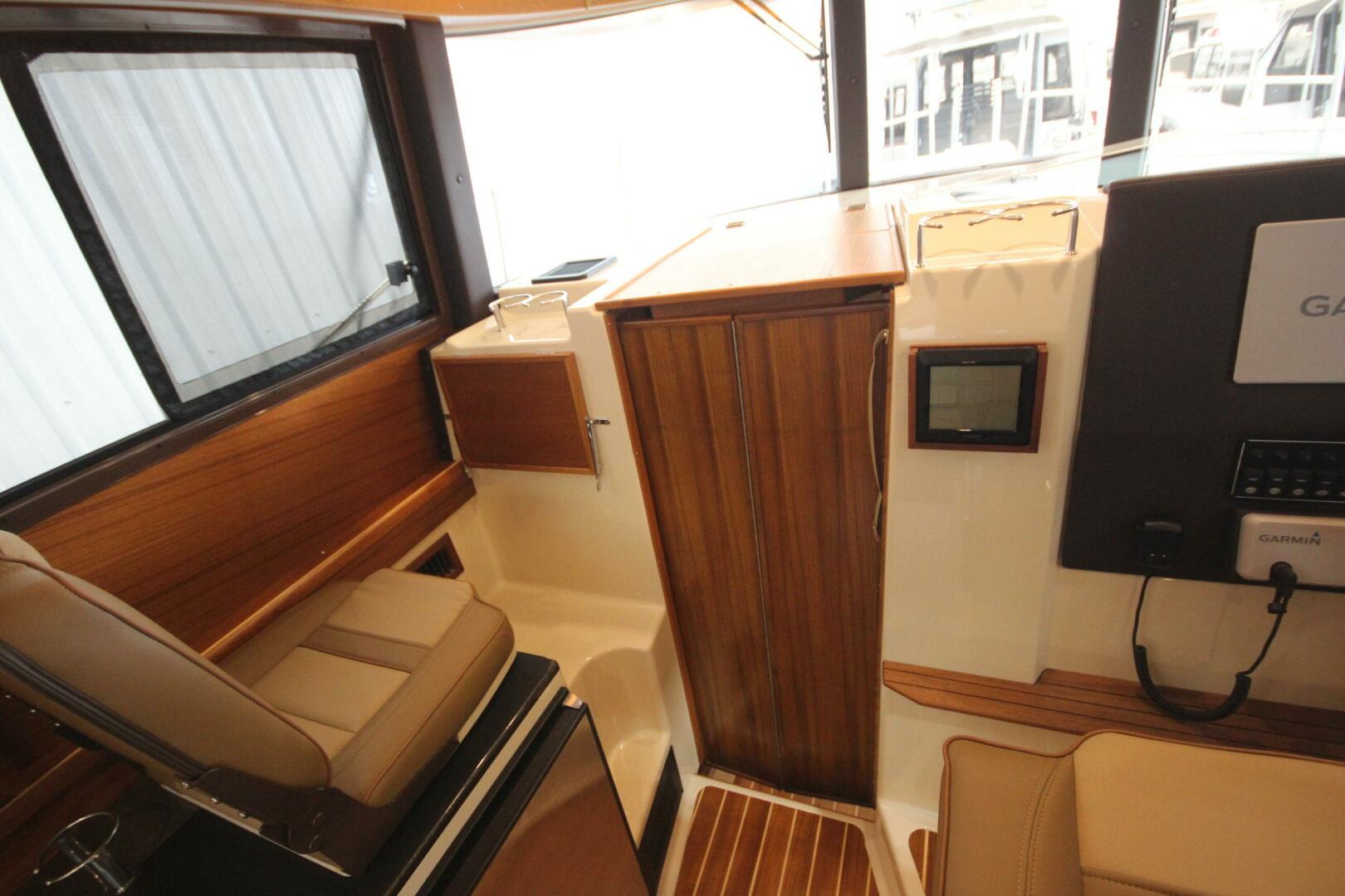 Slide: The Image of Ranger Tug R-29 Sedan Luxury Edition 2022 - 5312602