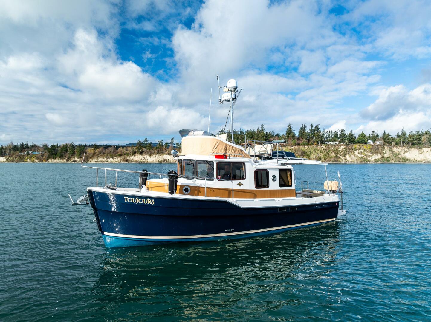 Slide: The Image of Ranger Tug R-31 CB 2021 - 4864359