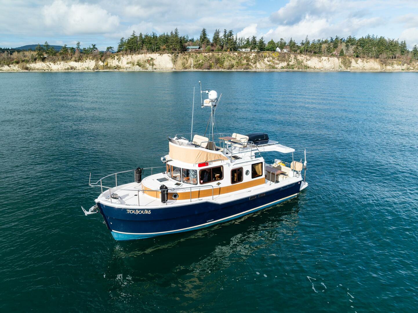 Slide: The Image of Ranger Tug R-31 CB 2021 - 4864360