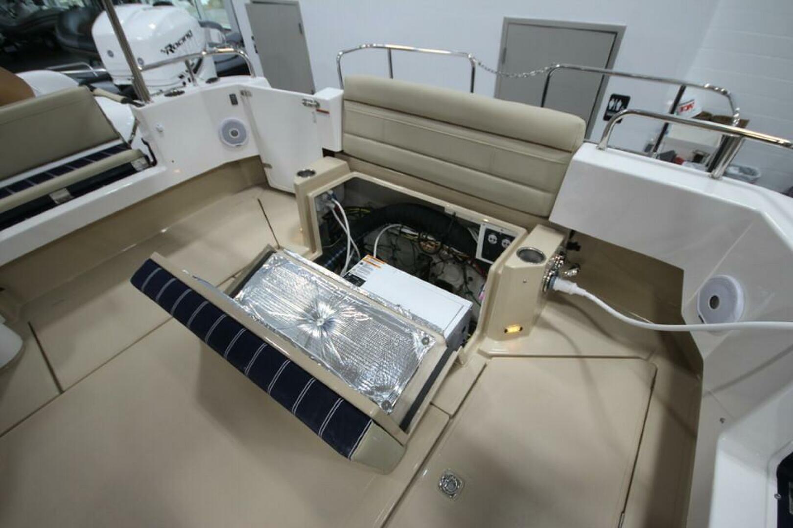 Slide: The Image of Ranger Tug R-31 Command Bridge Luxury Edition 2025 - 5157113