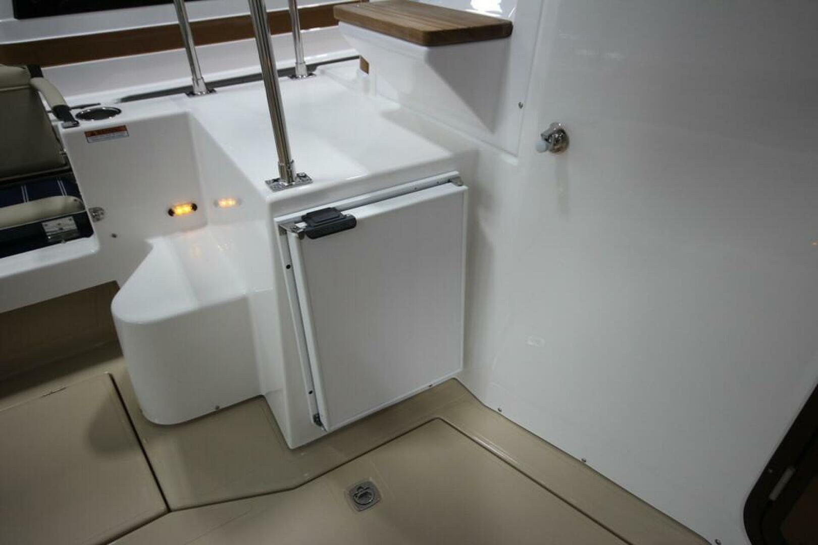 Slide: The Image of Ranger Tug R-31 Command Bridge Luxury Edition 2025 - 5157125