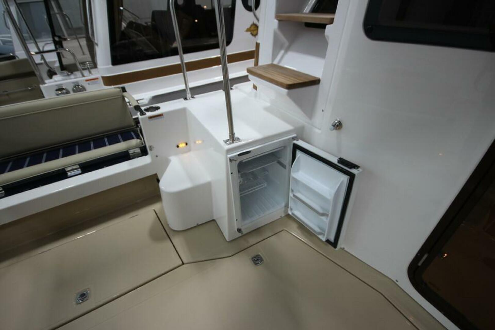 Slide: The Image of Ranger Tug R-31 Command Bridge Luxury Edition 2025 - 5157126