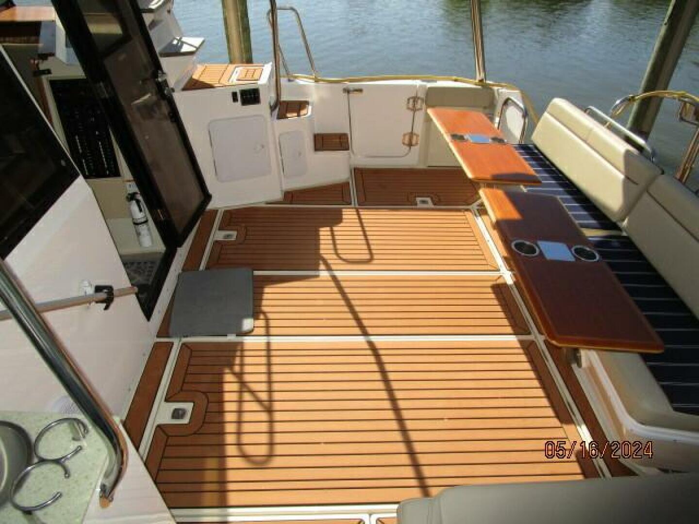 Slide: The Image of 43' Ranger Tugs aftdeck starboard - 4375124