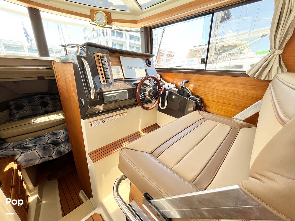 Slide: The Image of Captain's Chair - 15593602