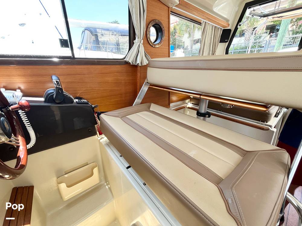 Slide: The Image of Captain's Chair - 15593605