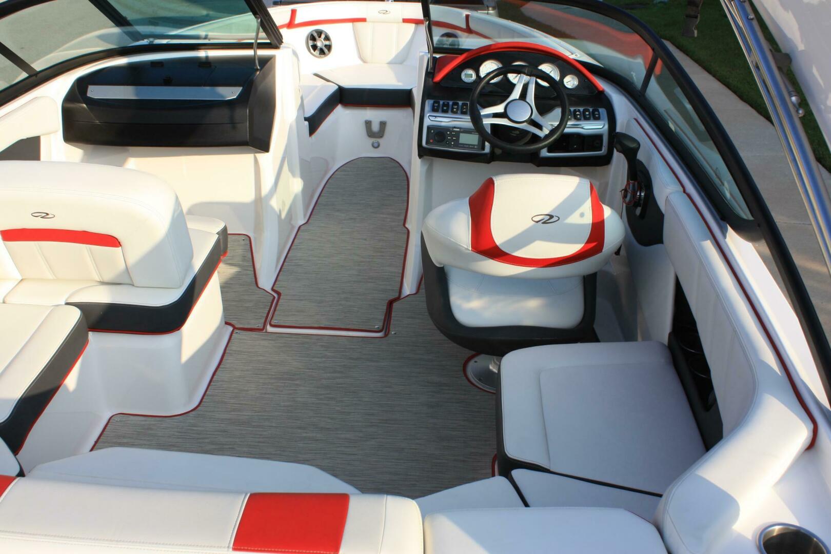 Slide: The Image of Regal 2000 ESX Bowrider 2017 - 5284938