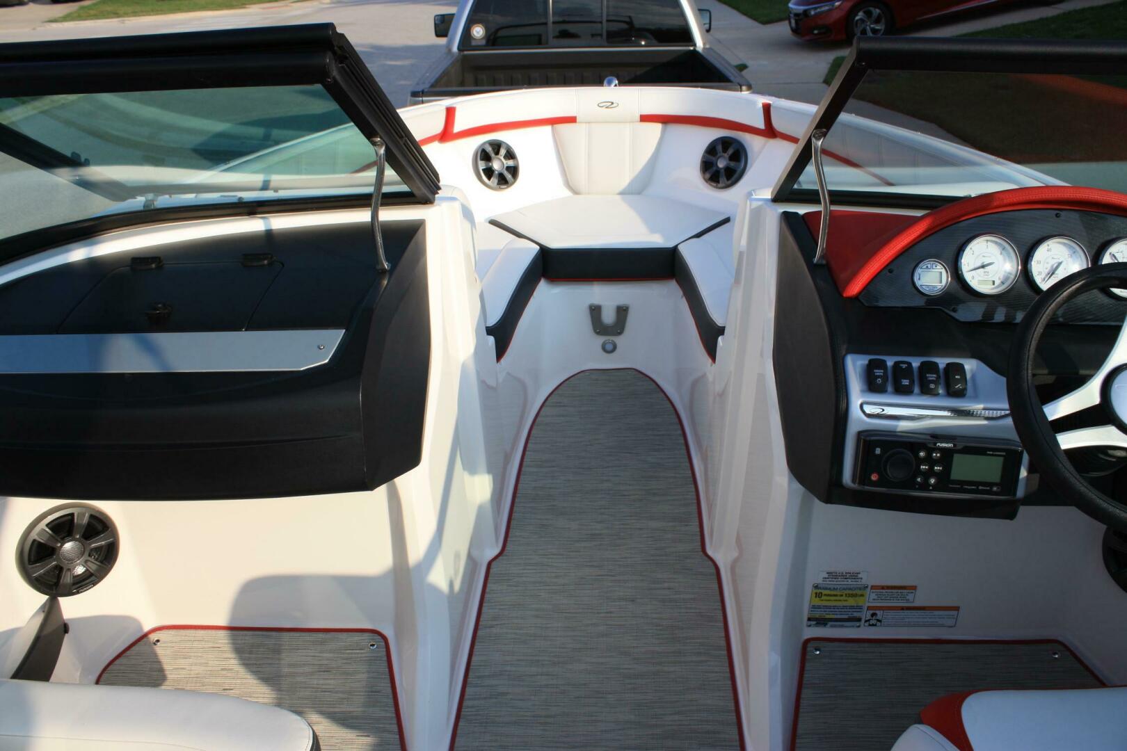 Slide: The Image of Regal 2000 ESX Bowrider 2017 - 5284939