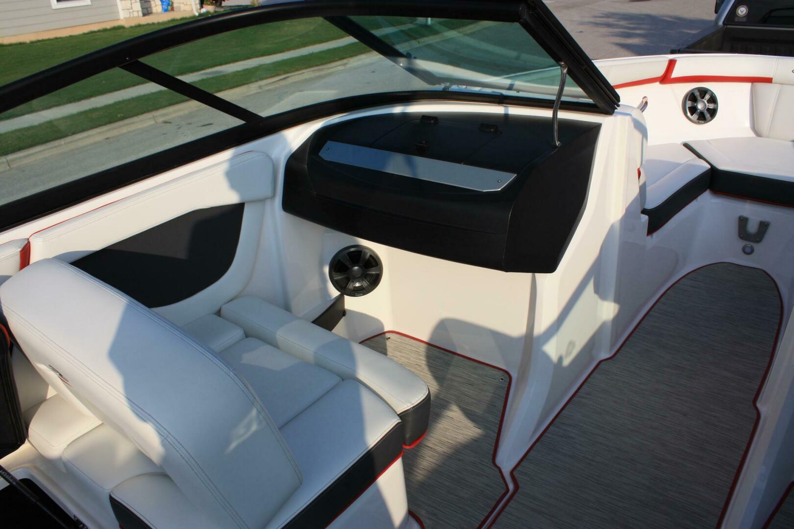 Slide: The Image of Regal 2000 ESX Bowrider 2017 - 5284942