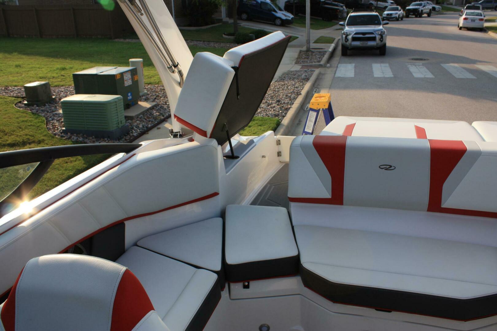 Slide: The Image of Regal 2000 ESX Bowrider 2017 - 5284943