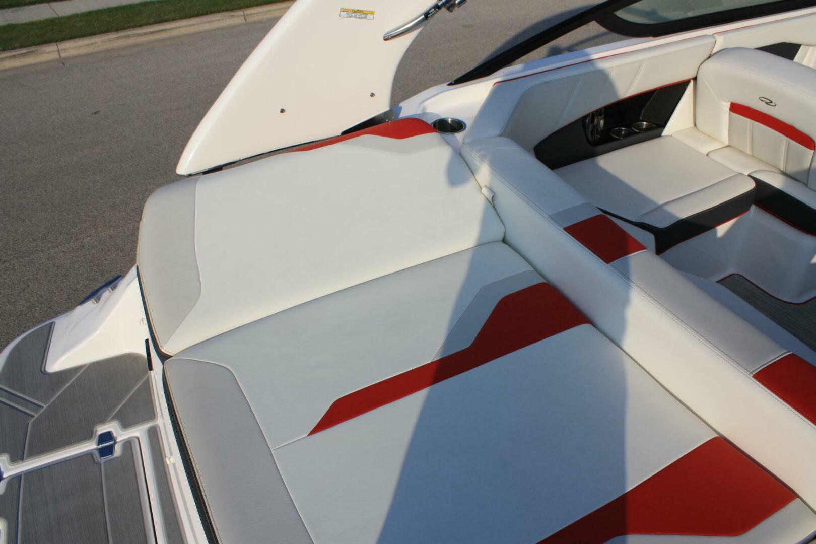 Slide: The Image of Regal 2000 ESX Bowrider 2017 - 5284951