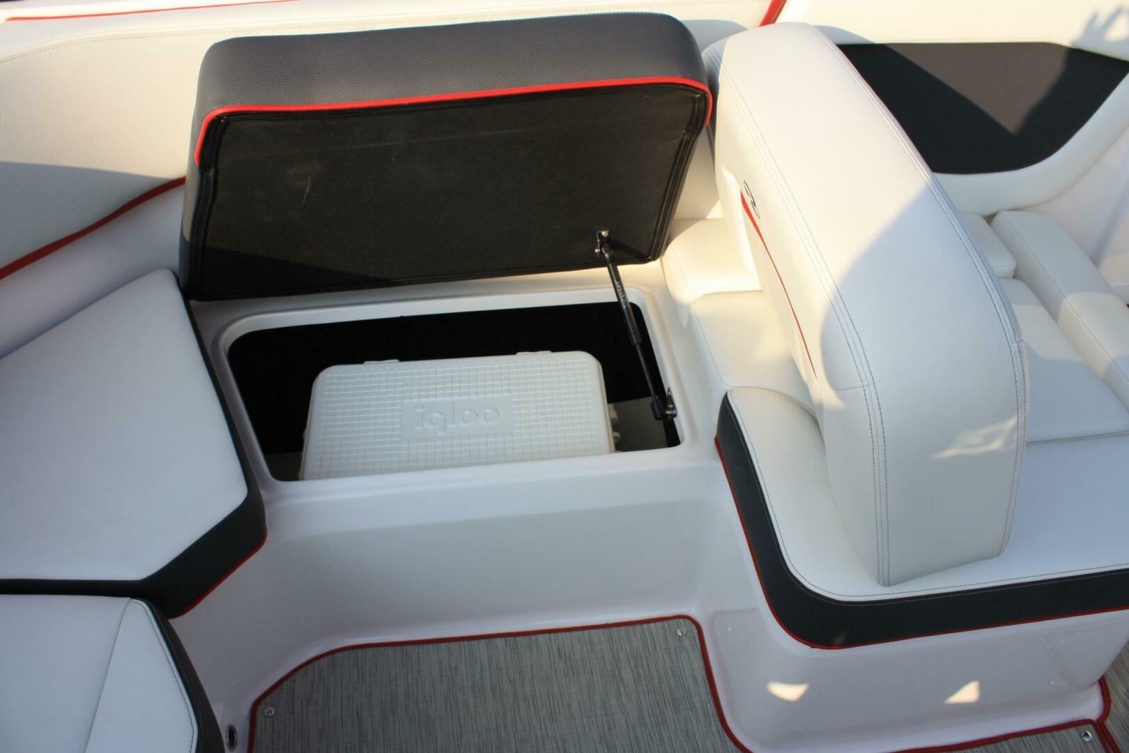 Slide: The Image of Regal 2000 ESX Bowrider 2017 - 5284953