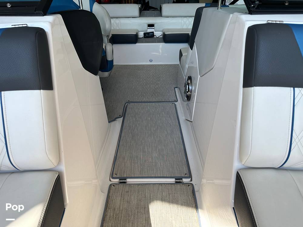 Slide: The Image of Regal 2100 RX SURF 2018 - 14728065