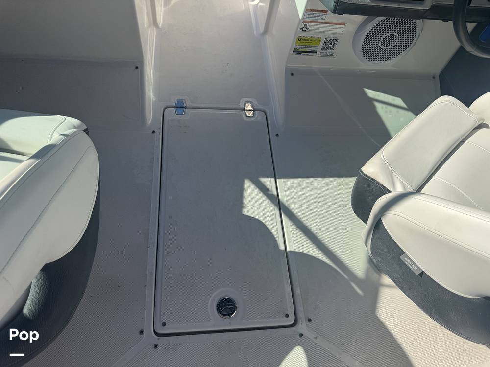 Slide: The Image of Regal 2300 Bowrider 2021 - 15025537