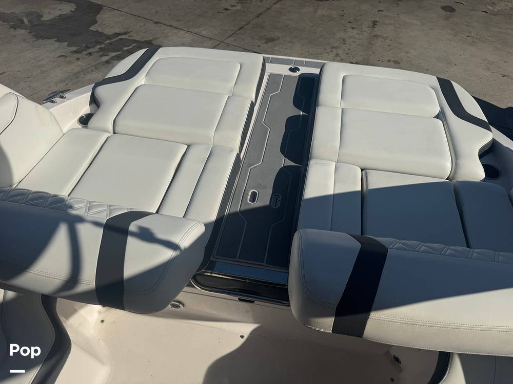 Slide: The Image of Regal 2300 Bowrider 2021 - 15025547
