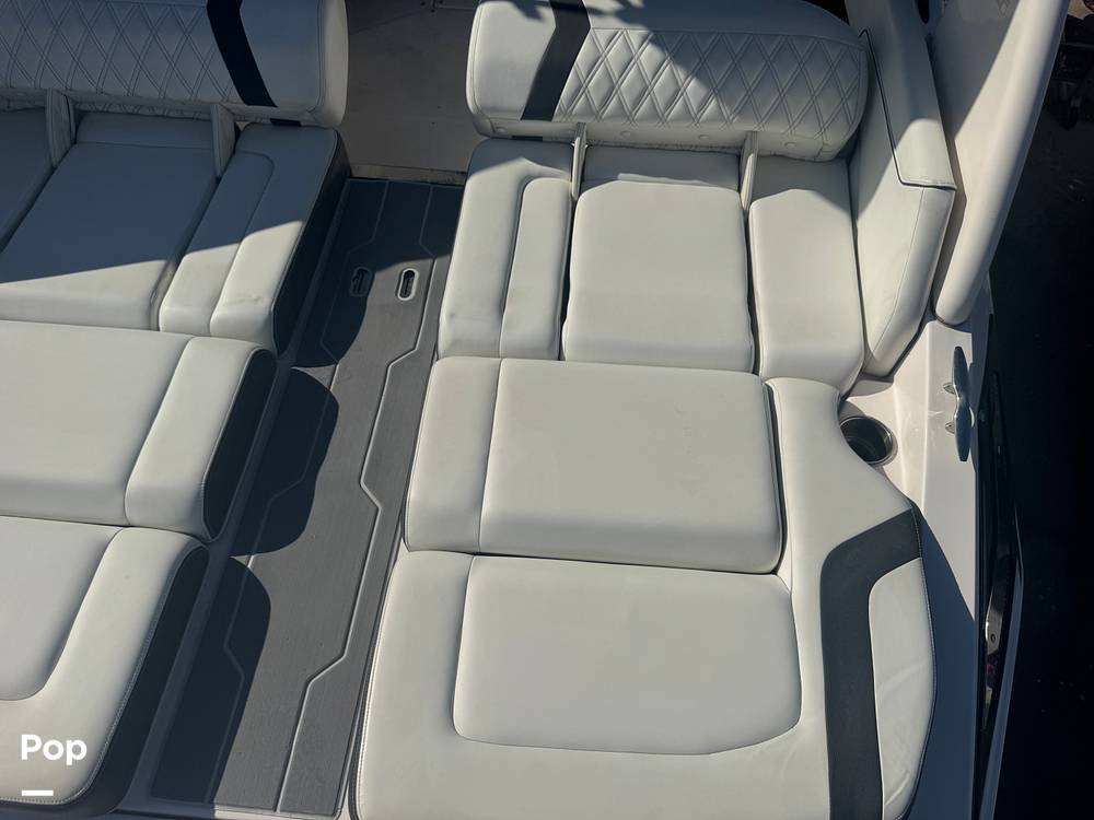 Slide: The Image of Regal 2300 Bowrider 2021 - 15025548