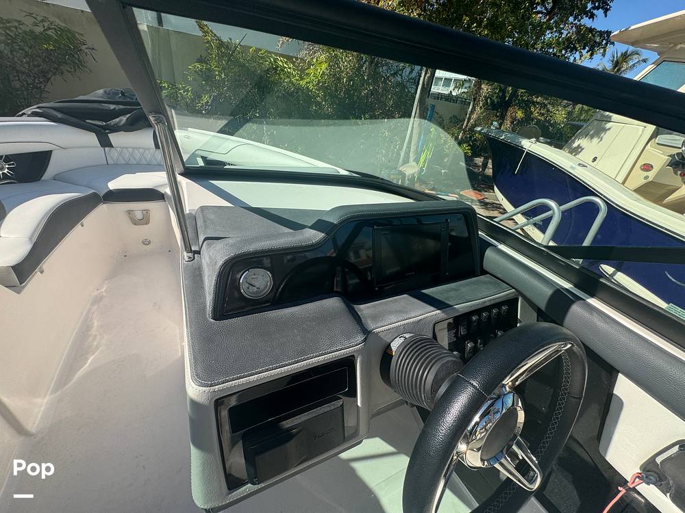 Slide: The Image of Regal 2300 Bowrider 2021 - 15025564