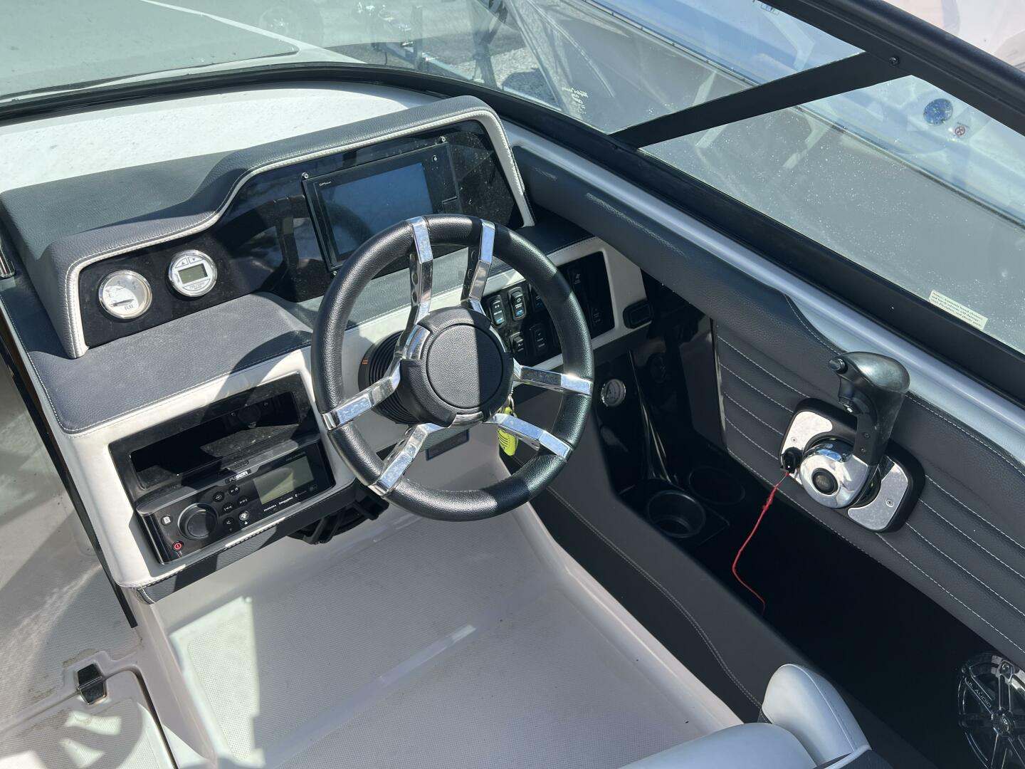 Slide: The Image of Regal 2500 RX Bowrider 2017 - 5157944