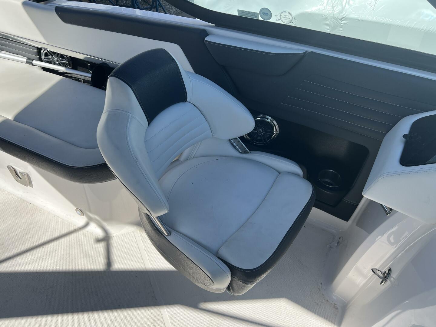 Slide: The Image of Regal 2500 RX Bowrider 2017 - 5157945