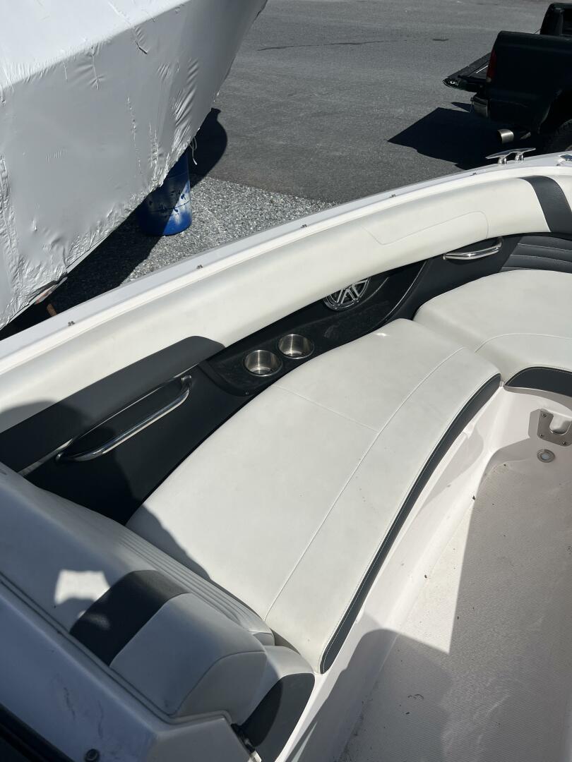 Slide: The Image of Regal 2500 RX Bowrider 2017 - 5157954