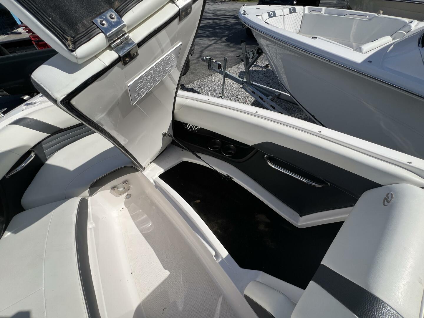 Slide: The Image of Regal 2500 RX Bowrider 2017 - 5157956