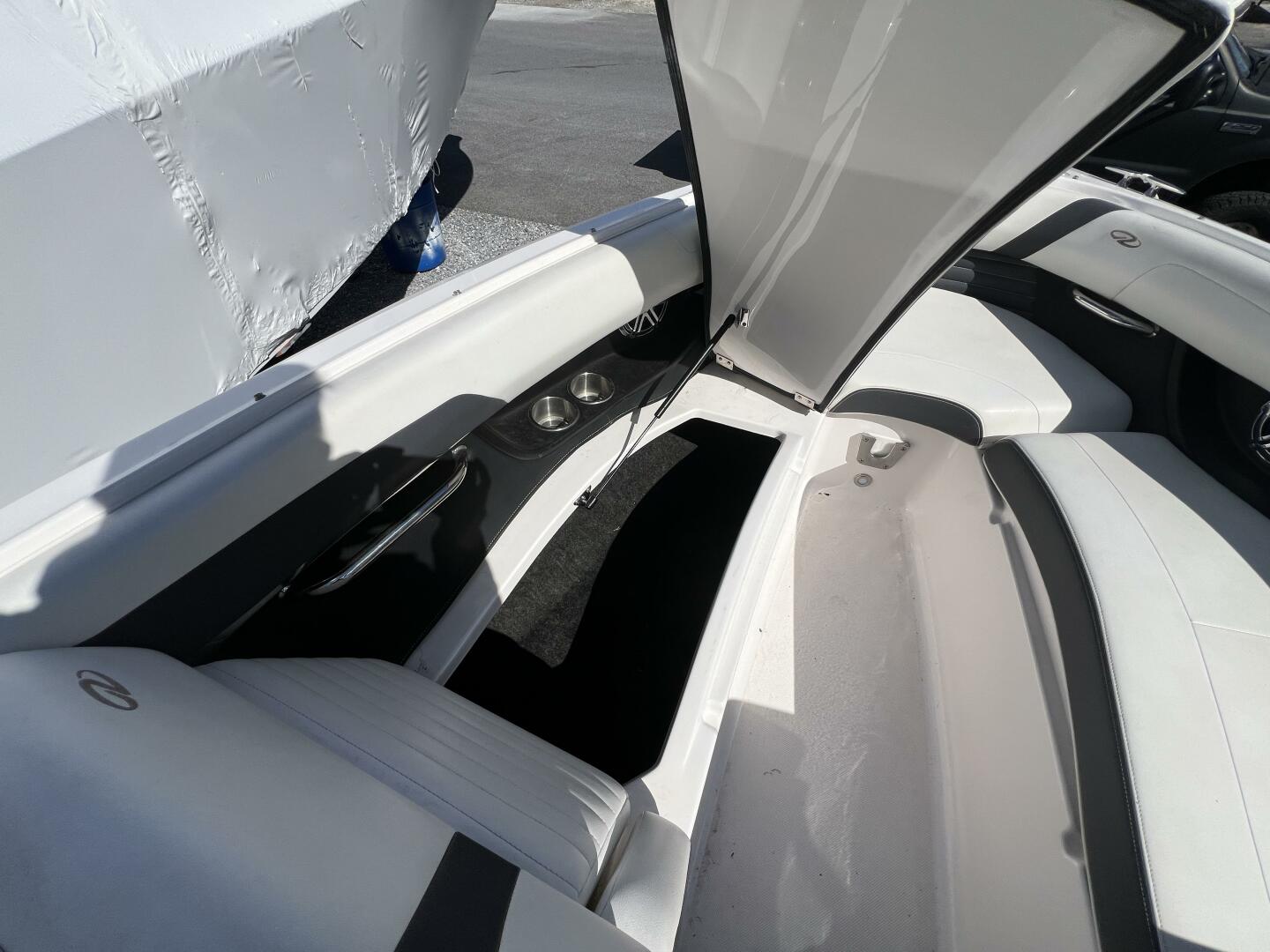 Slide: The Image of Regal 2500 RX Bowrider 2017 - 5157957