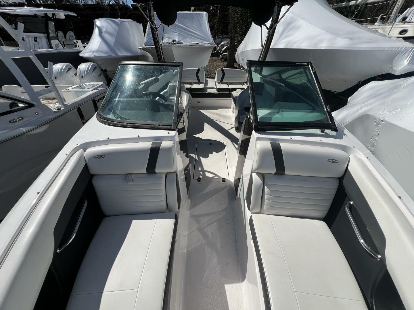 Slide: The Image of Regal 2500 RX Bowrider 2017 - 5157959