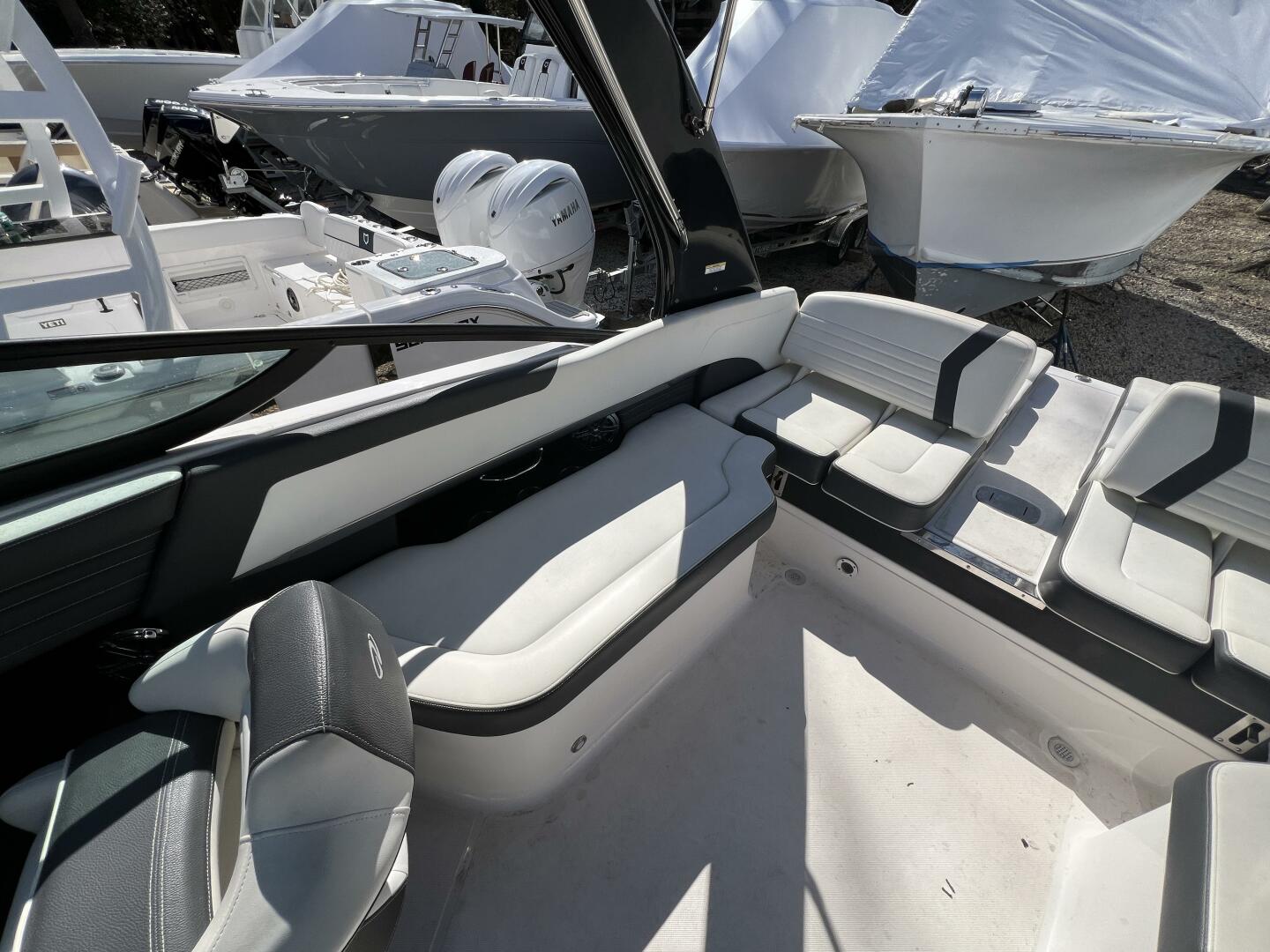 Slide: The Image of Regal 2500 RX Bowrider 2017 - 5157961