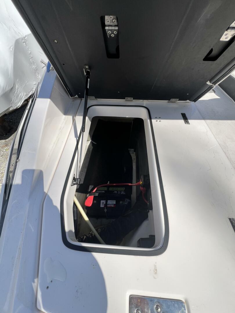 Slide: The Image of Regal 2500 RX Bowrider 2017 - 5157971