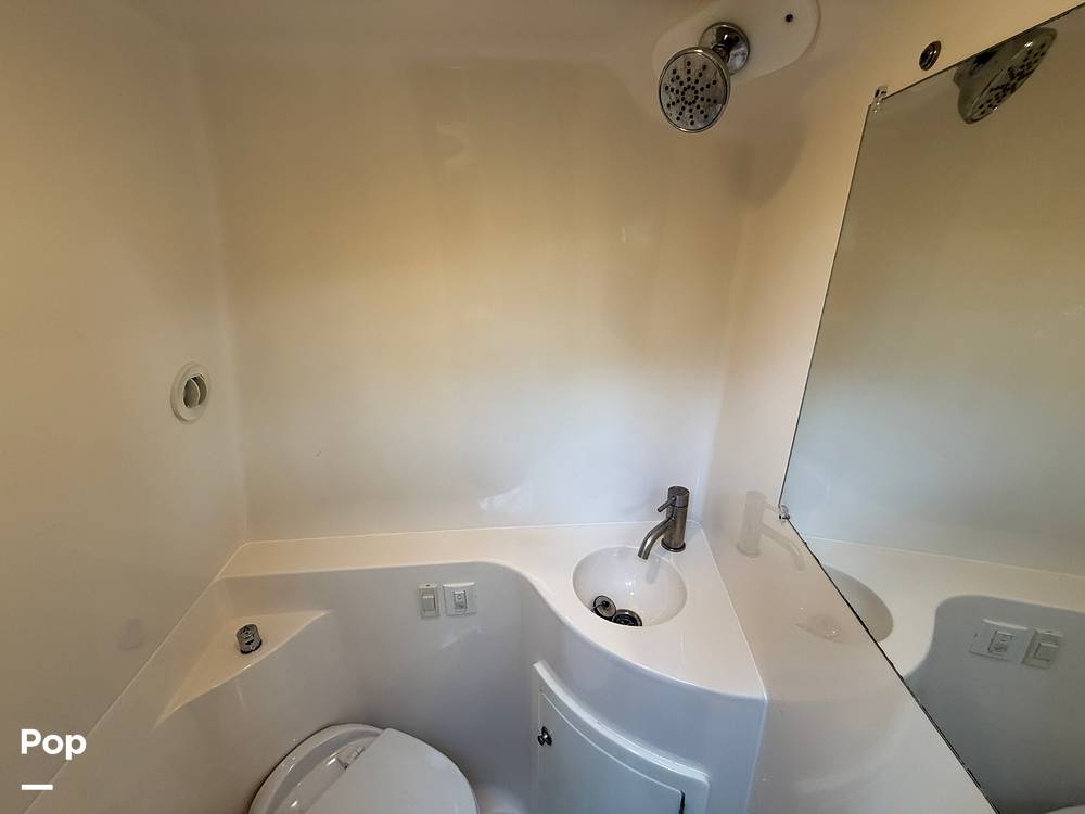 Slide: The Image of Head Compartment With Shower - 15311805