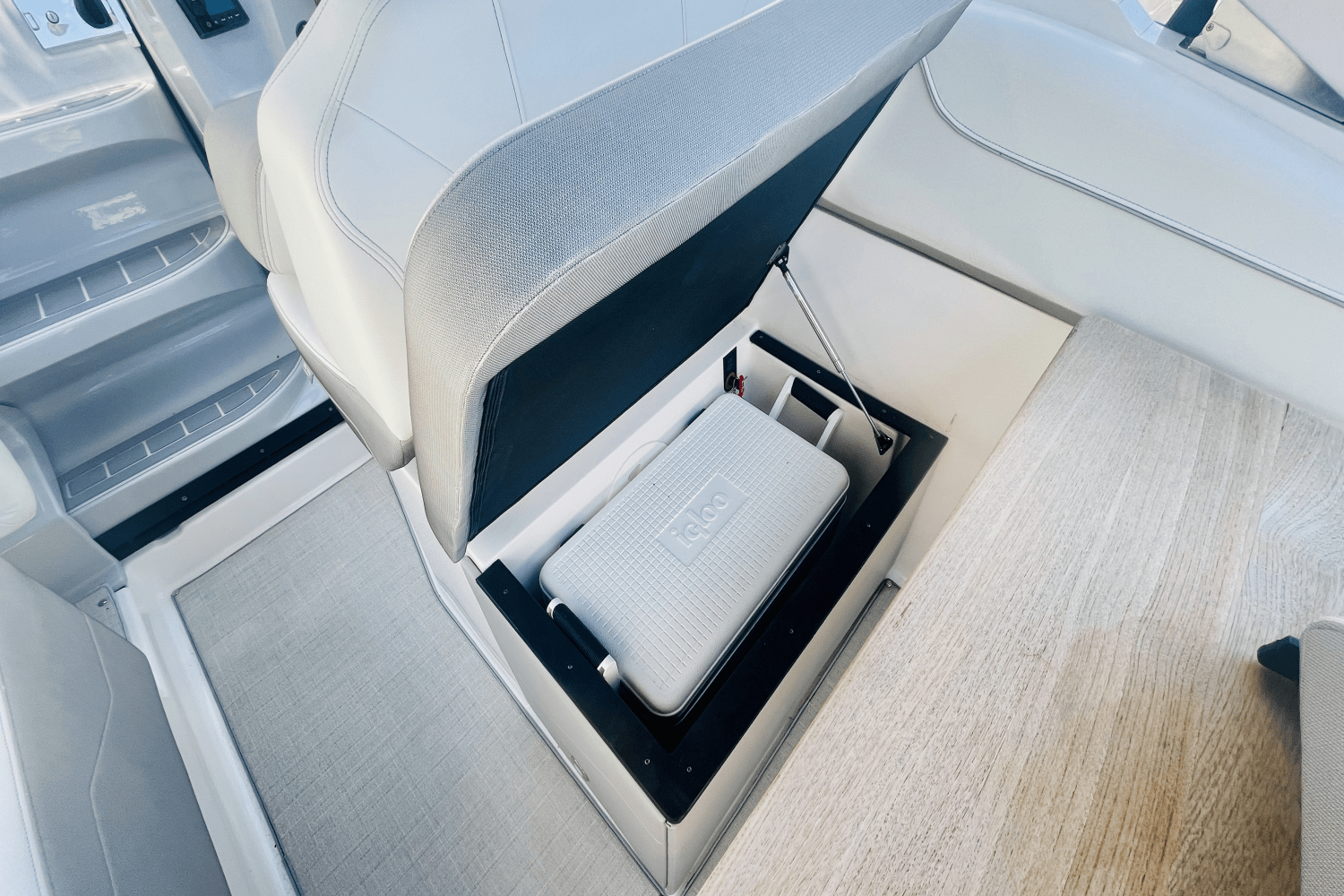 Slide: The Image of Regal 26 XO 2020 - 37