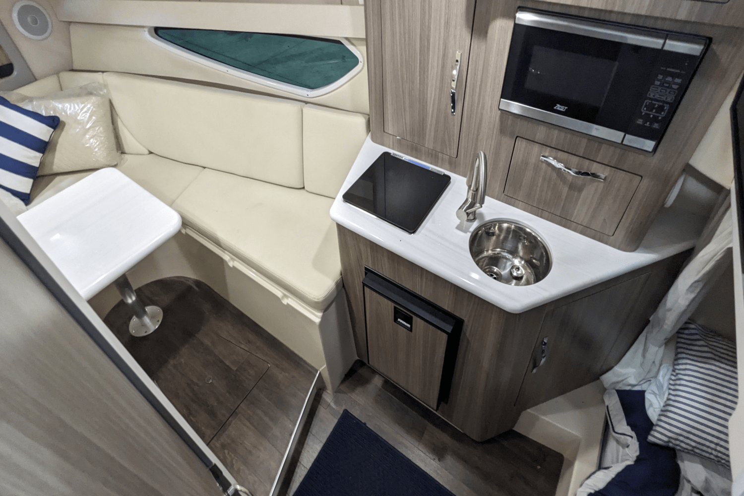 Slide: The Image of Regal 28 EXPRESS 2022 - 28