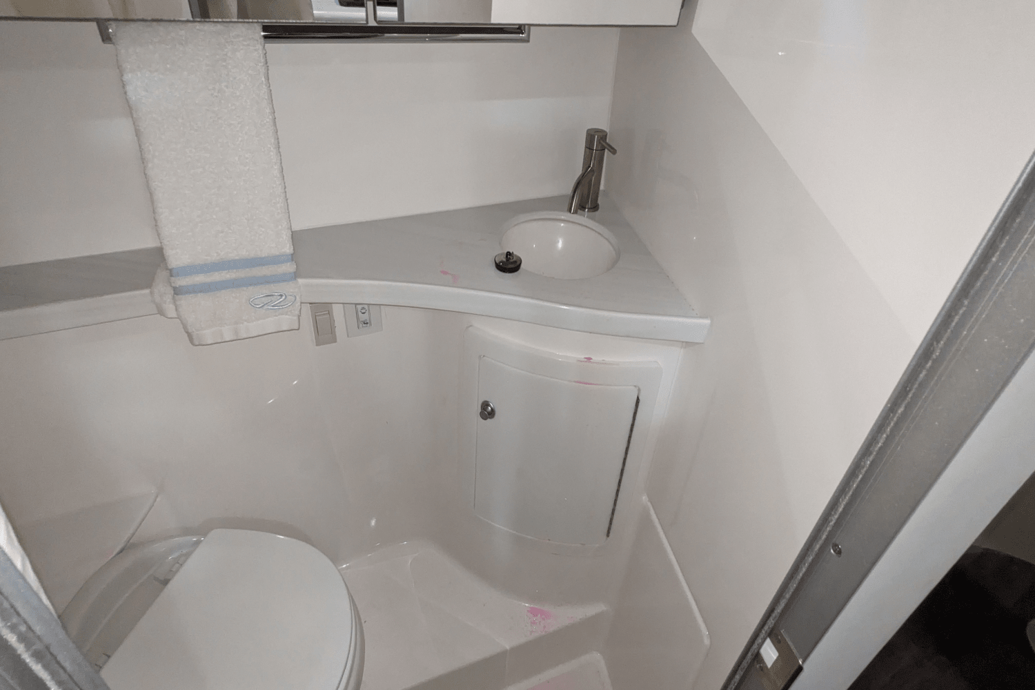 Slide: The Image of Regal 28 EXPRESS 2022 - 33