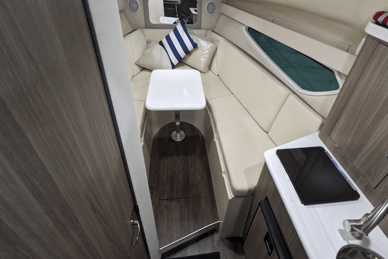 Slide: The Image of Regal 28 EXPRESS 2022 - 7