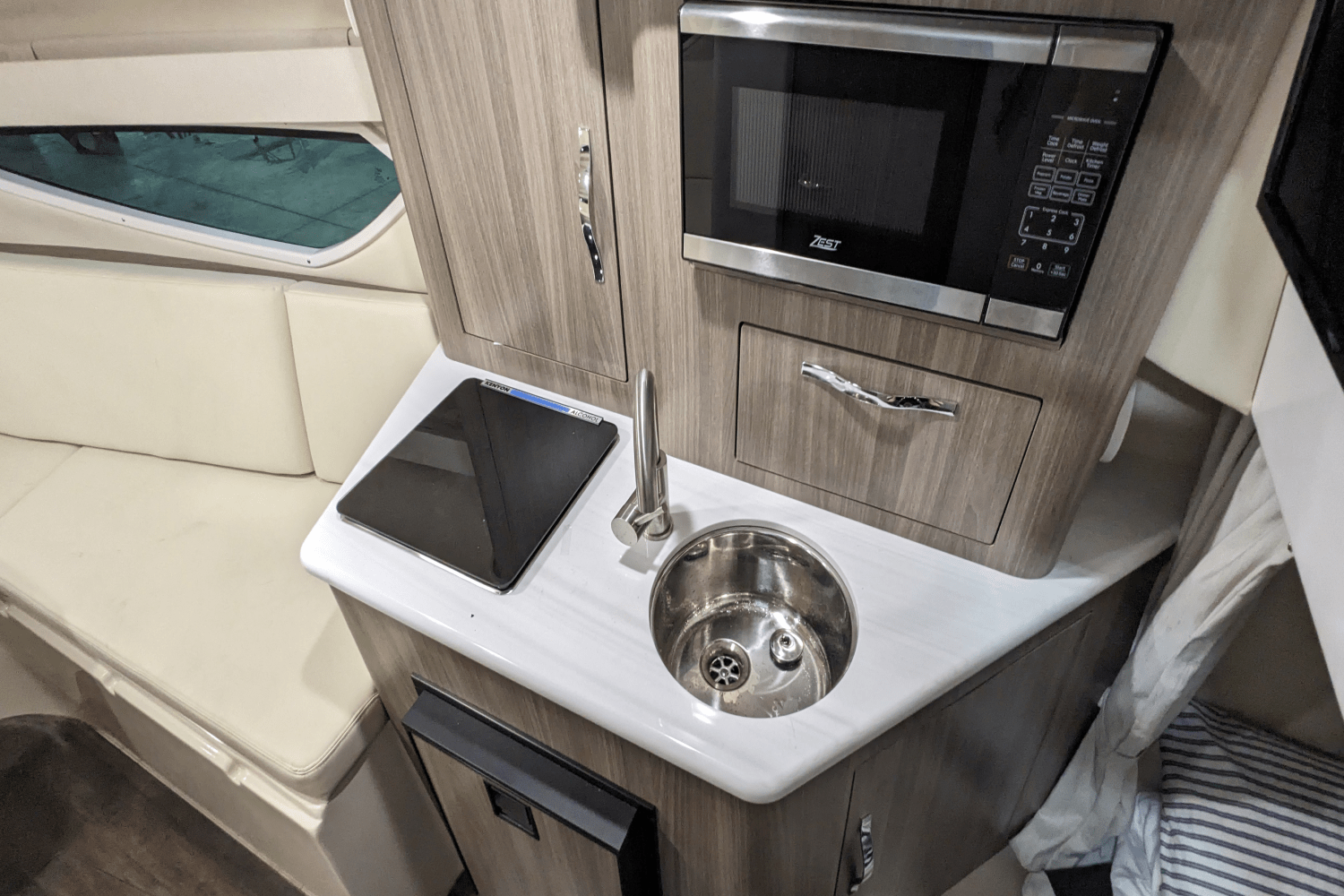 Slide: The Image of Regal 28 EXPRESS 2022 - 8