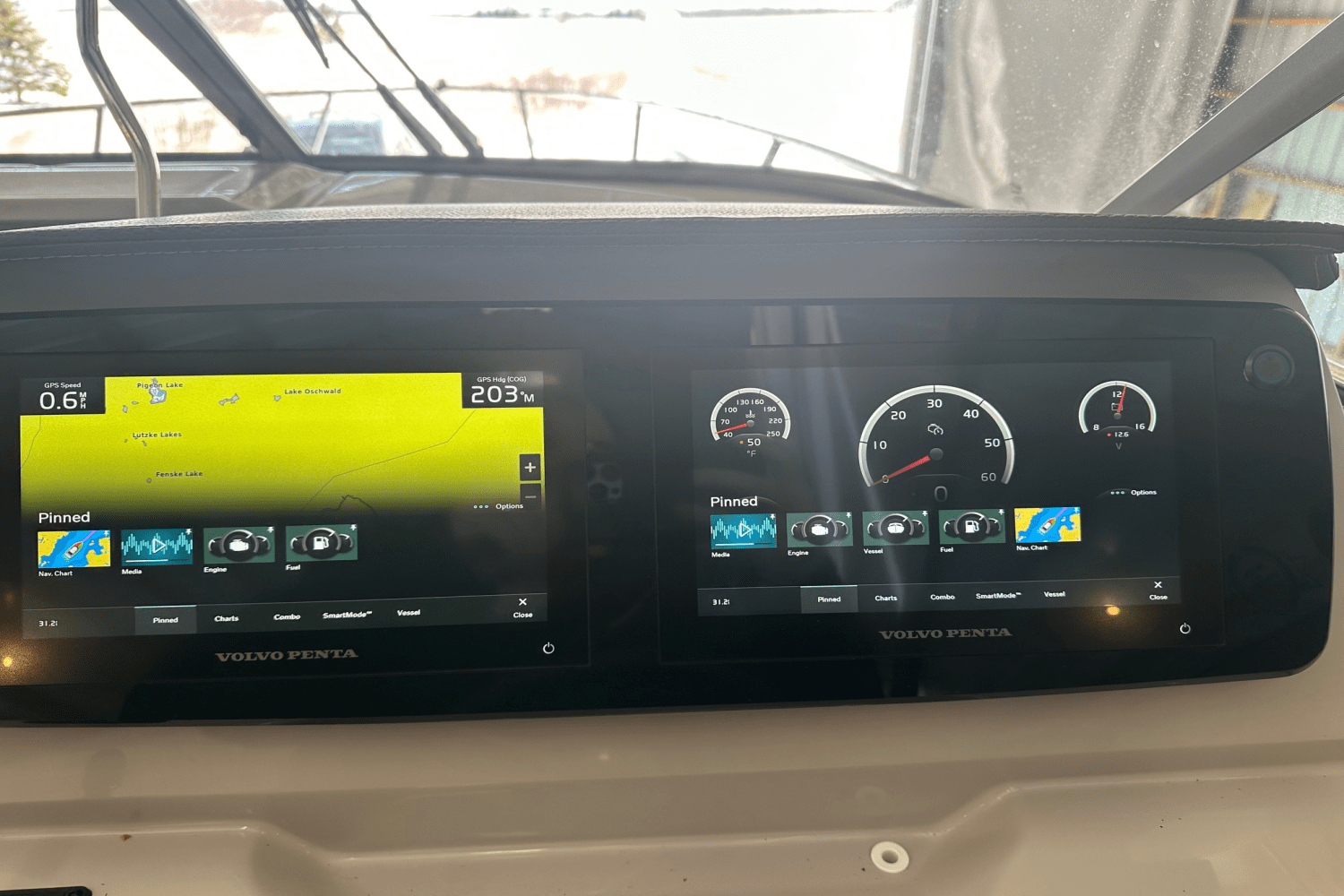 Slide: The Image of Regal 28 EXPRESS CRUISER 2023 - 16