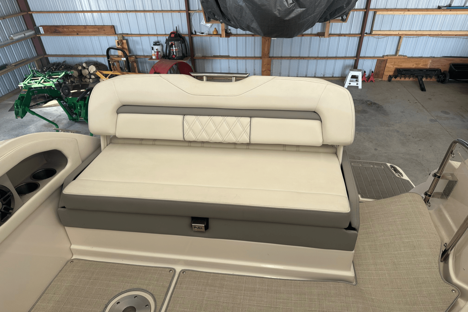 Slide: The Image of Regal 28 EXPRESS CRUISER 2023 - 4