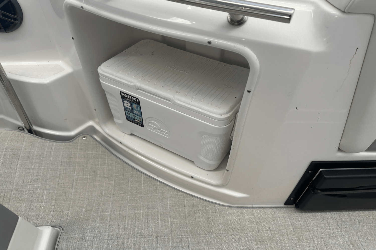 Slide: The Image of Regal 28 EXPRESS CRUISER 2023 - 9