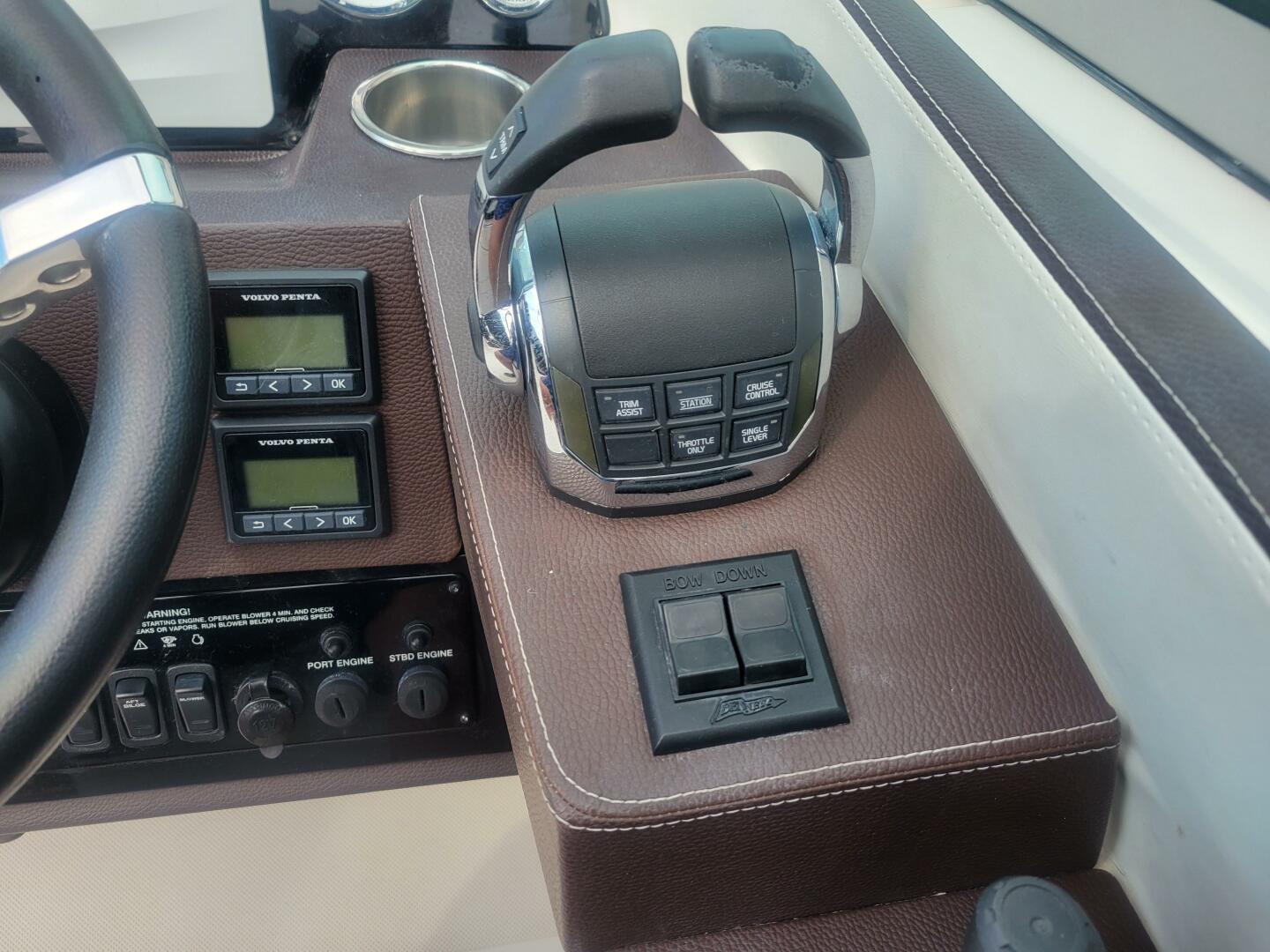 Slide: The Image of Regal 3200 Bowrider 2017 - 4104525