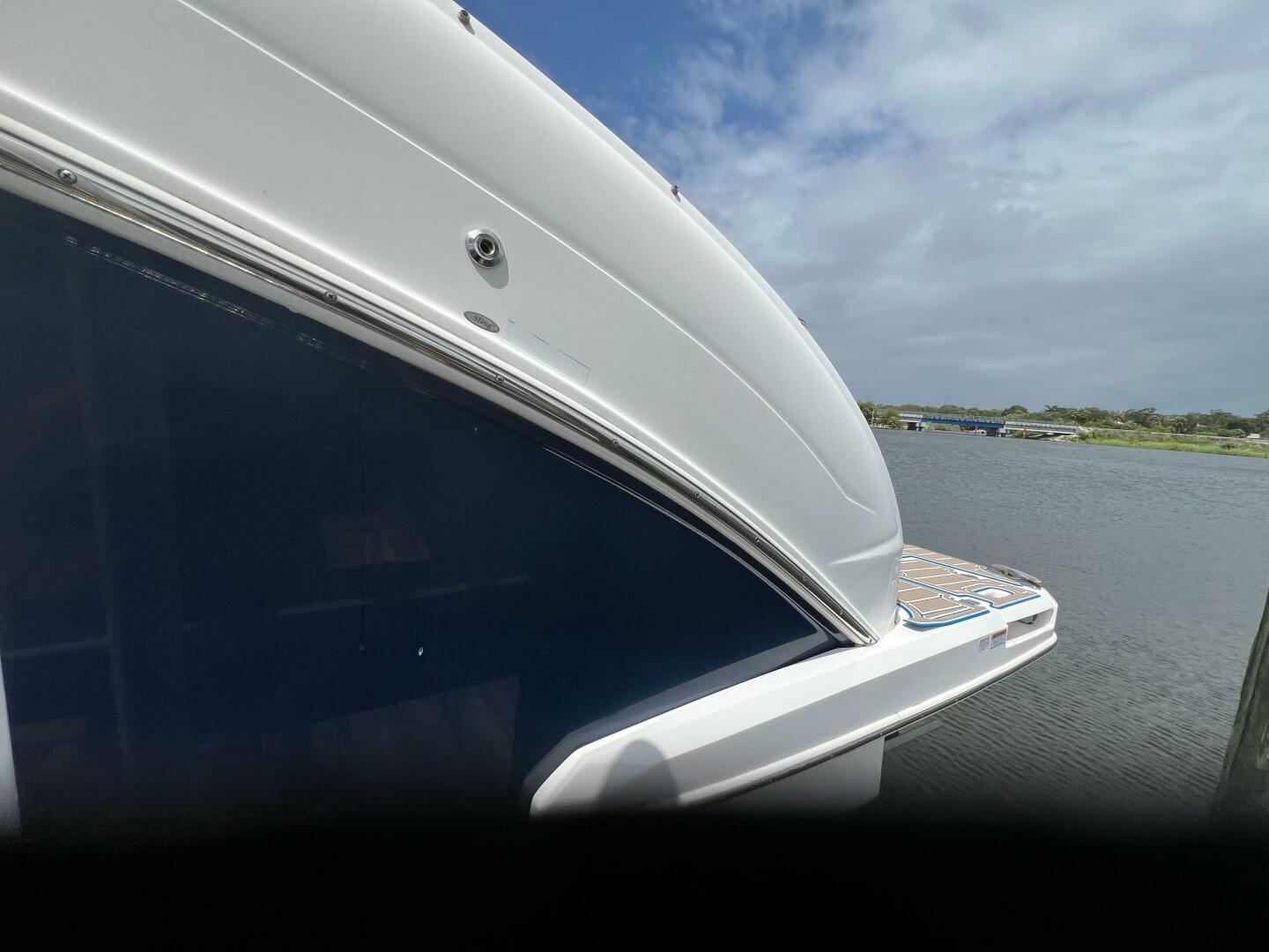 Slide: The Image of Regal 3300 Bowrider 2020 - 5003000