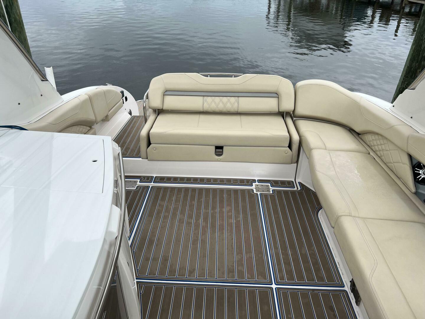 Slide: The Image of Regal 3300 Bowrider 2020 - 5003049