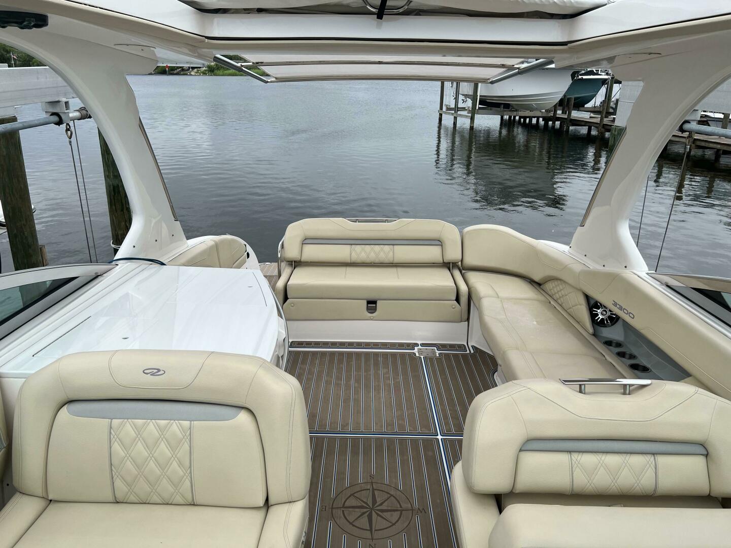 Slide: The Image of Regal 3300 Bowrider 2020 - 5003051