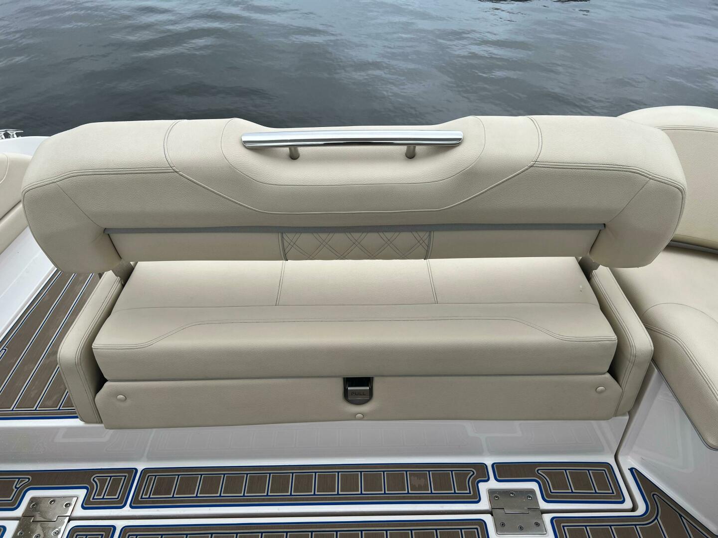 Slide: The Image of Regal 3300 Bowrider 2020 - 5003068
