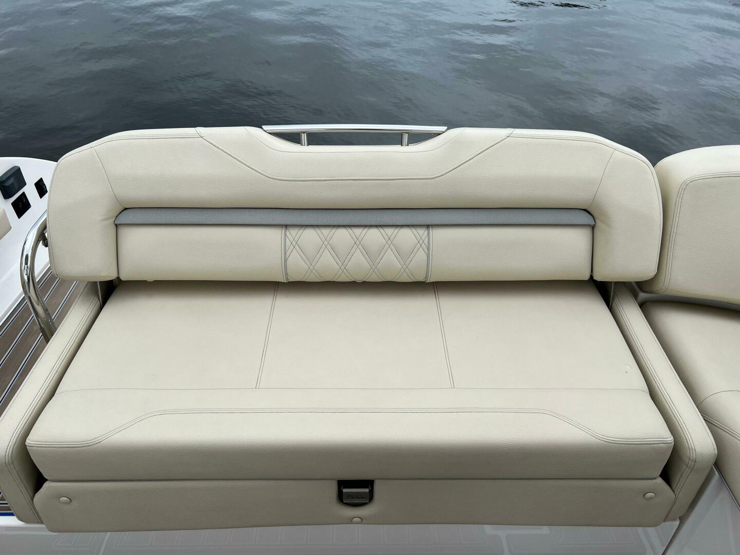 Slide: The Image of Regal 3300 Bowrider 2020 - 5003070