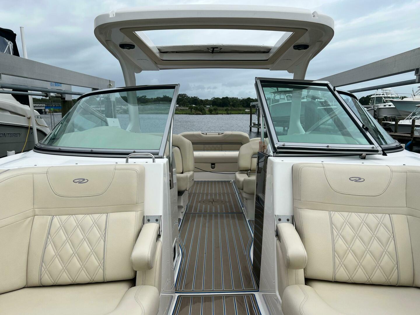 Slide: The Image of Regal 3300 Bowrider 2020 - 5003088